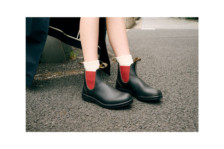 Blundstone #2500 Brown Leather with Crimson Elastic