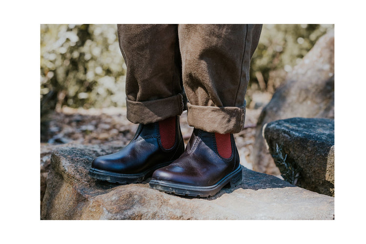 Blundstone #2590 Brown Leather with Crimson Elastic
