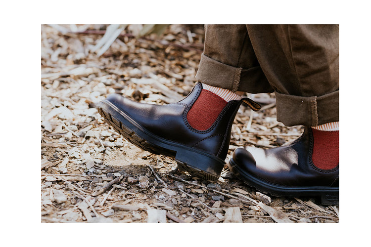 Blundstone #2590 Brown Leather with Crimson Elastic